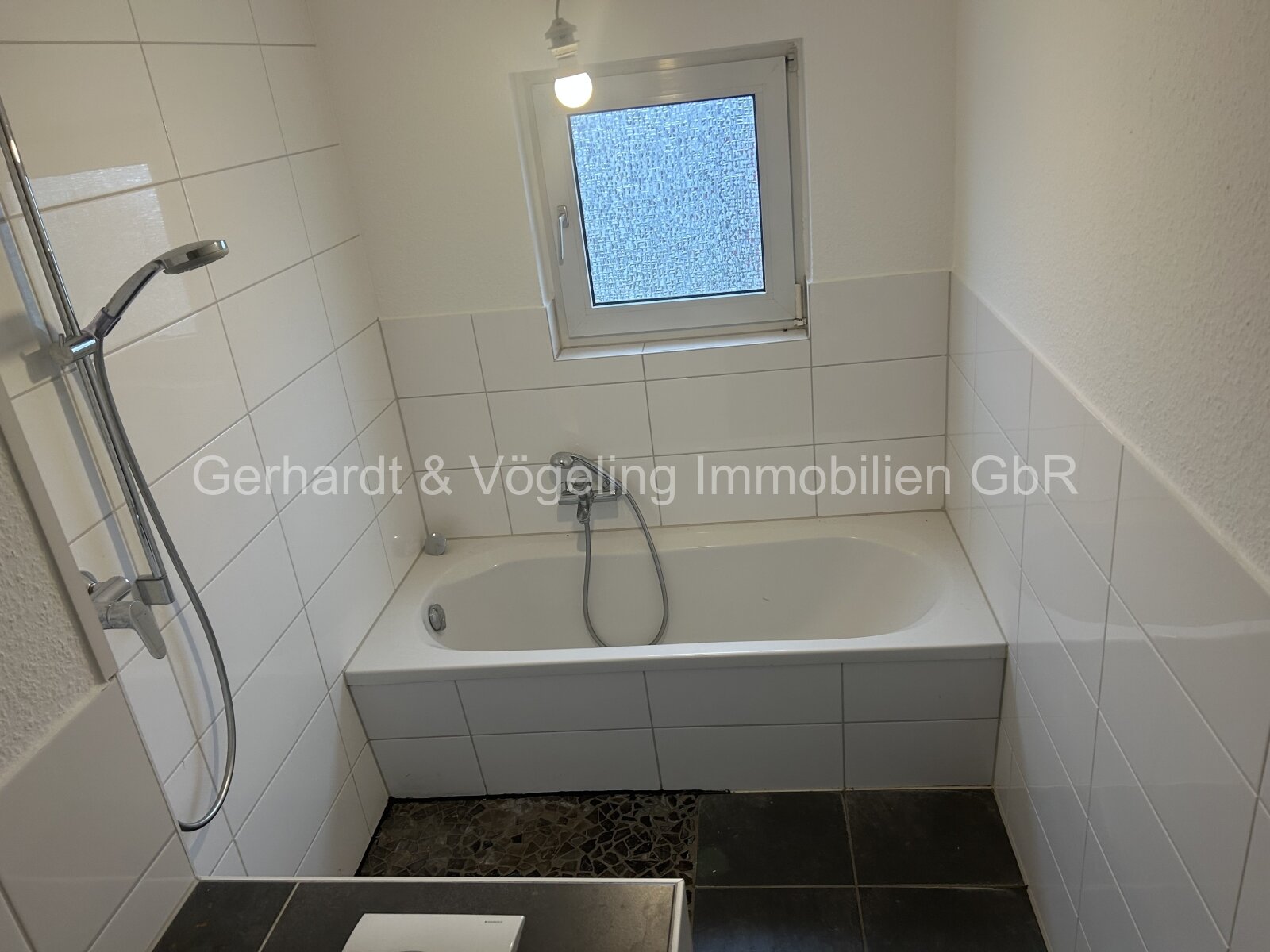 Frisch renovierte 2 Zimmer-ETW mit Balkon - Bezugsfrei!