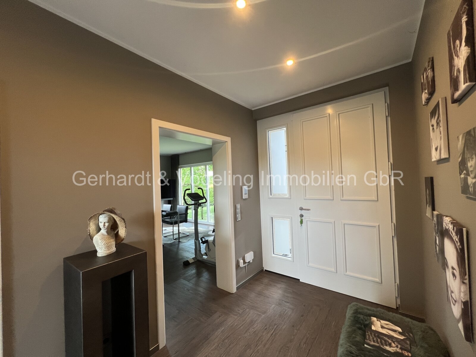 Exklusives Wohnen mit separaten Hallengebäuden und optional Ländereien