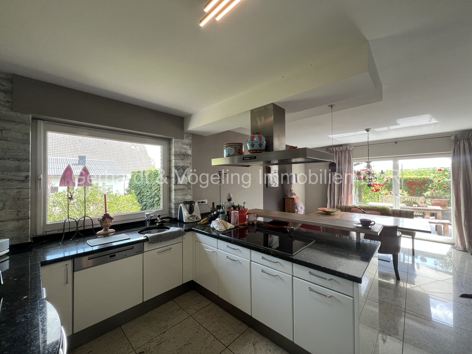 Exklusives Wohnen mit separaten Hallengebäuden und optional Ländereien