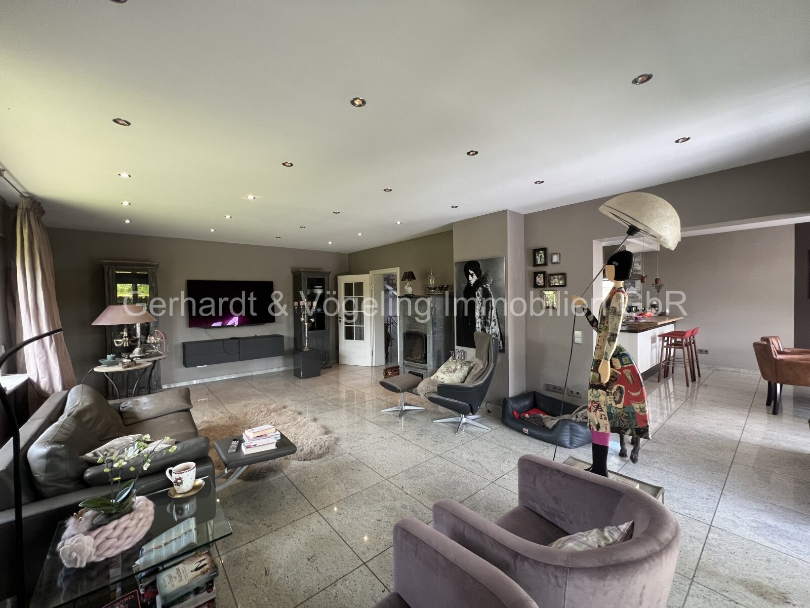 Exklusives Wohnen mit separaten Hallengebäuden und optional Ländereien