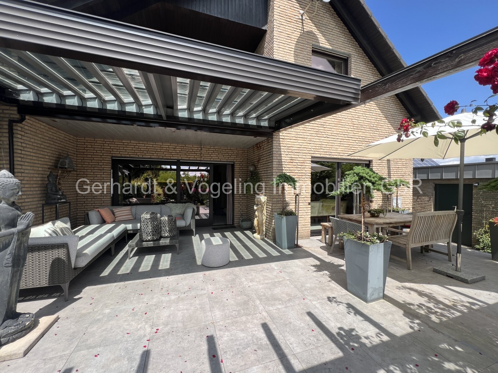 Exklusives Wohnen mit separaten Hallengebäuden und optional Ländereien