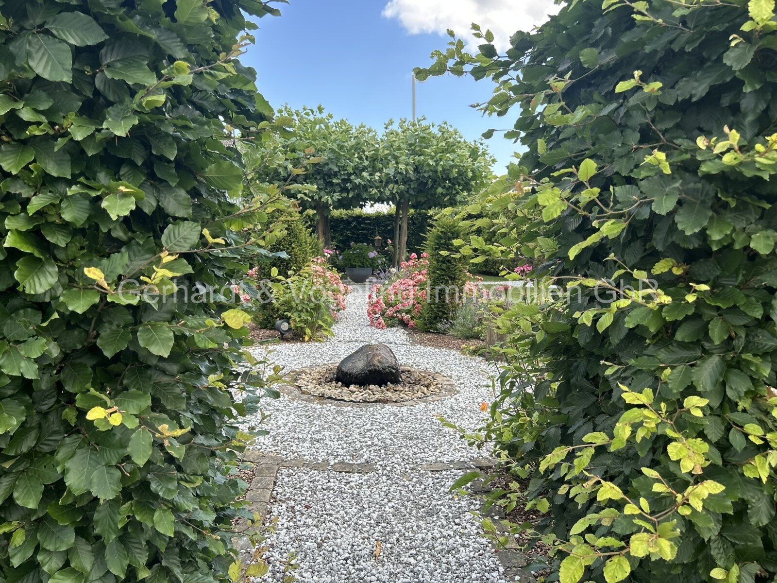 Exklusives Wohnen mit separaten Hallengebäuden und optional Ländereien