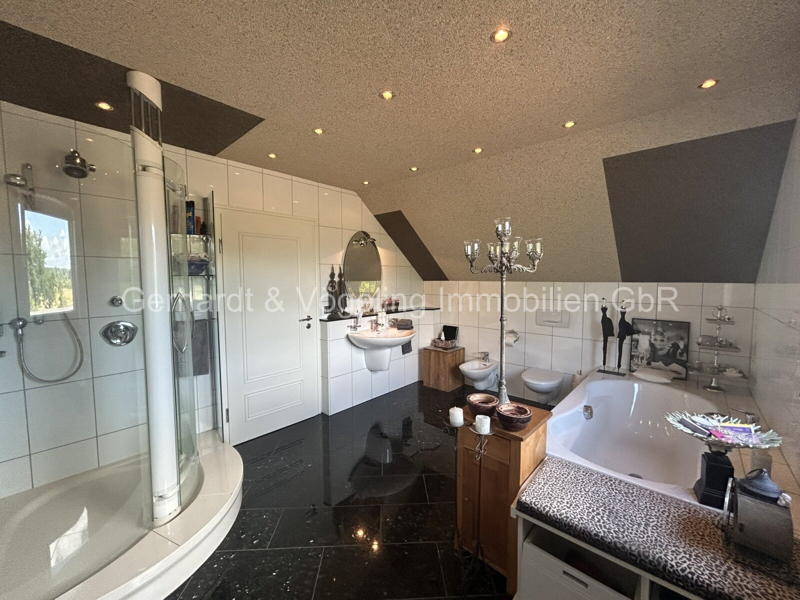 Exklusives Wohnen mit separaten Hallengebäuden und optional Ländereien