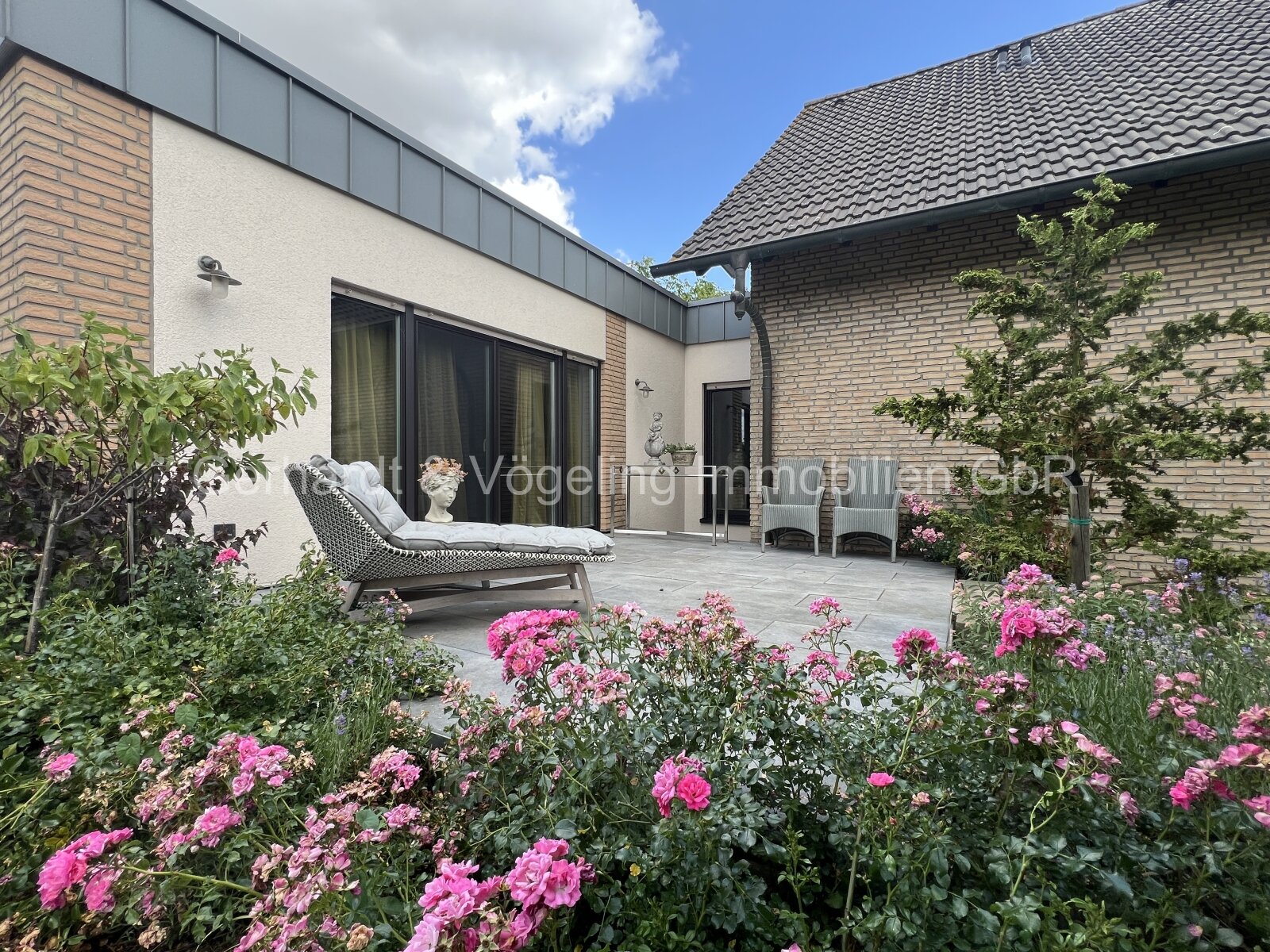 Exklusives Wohnen mit separaten Hallengebäuden und optional Ländereien