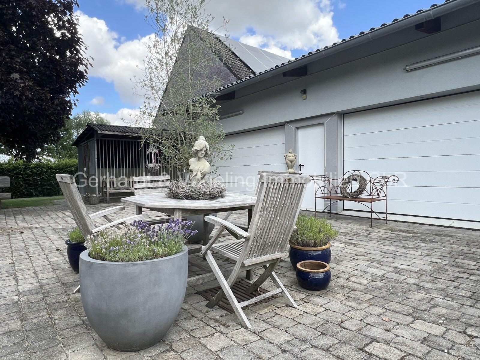 Exklusives Wohnen mit separaten Hallengebäuden und optional Ländereien