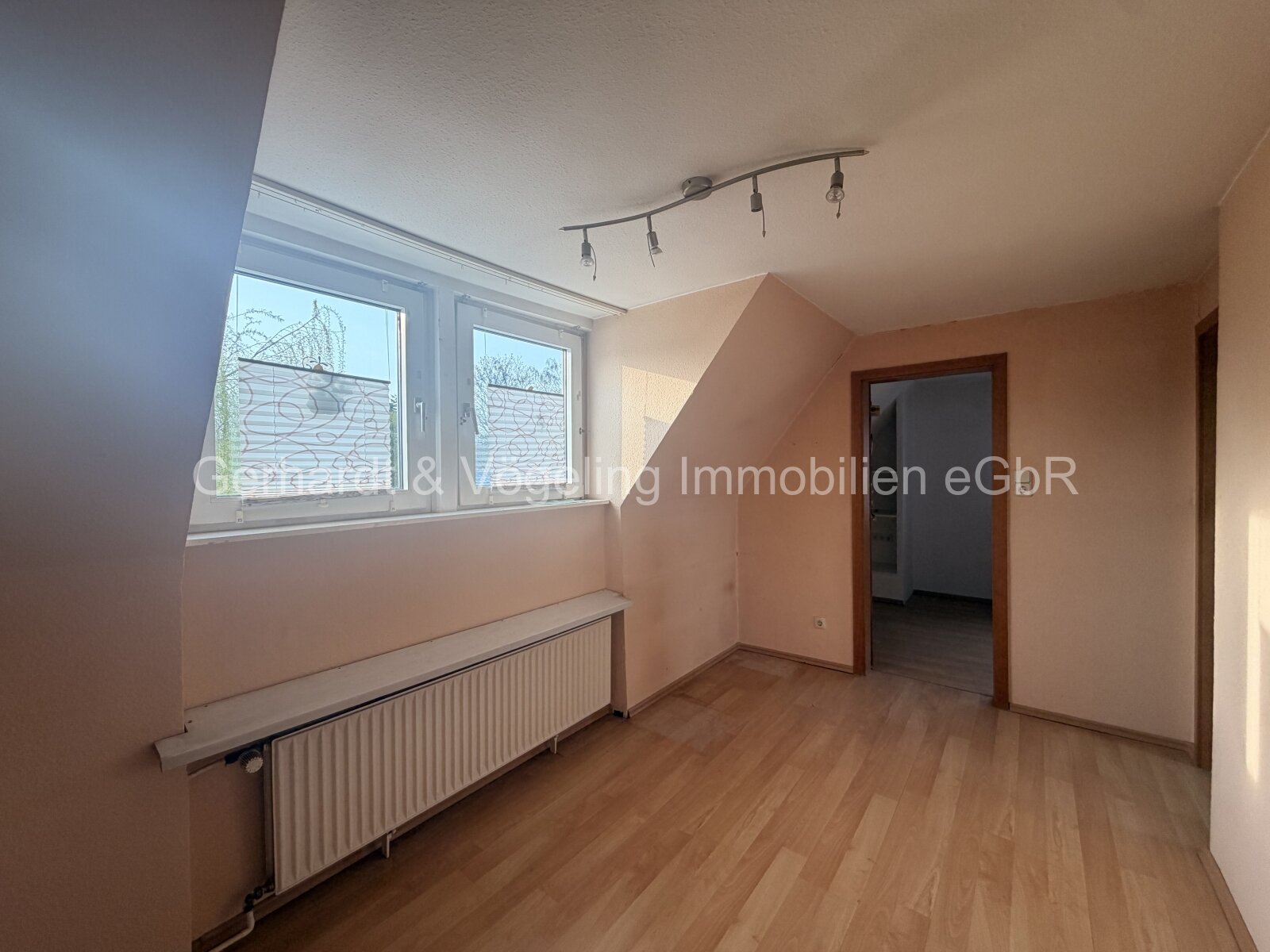 Sofort beziehbar: Großzügiges Haus mit Kamin und zusätzlicher Bebaubarkeit