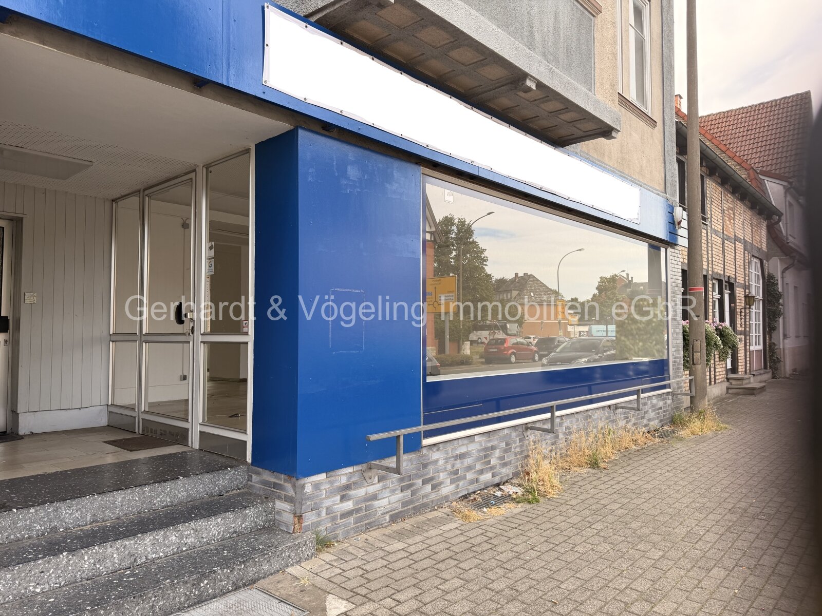 ZU VERMIETEN !Top sichtbare Gewerbefläche an der Weststraße – große Schaufensterfront & sofort verfügbar 