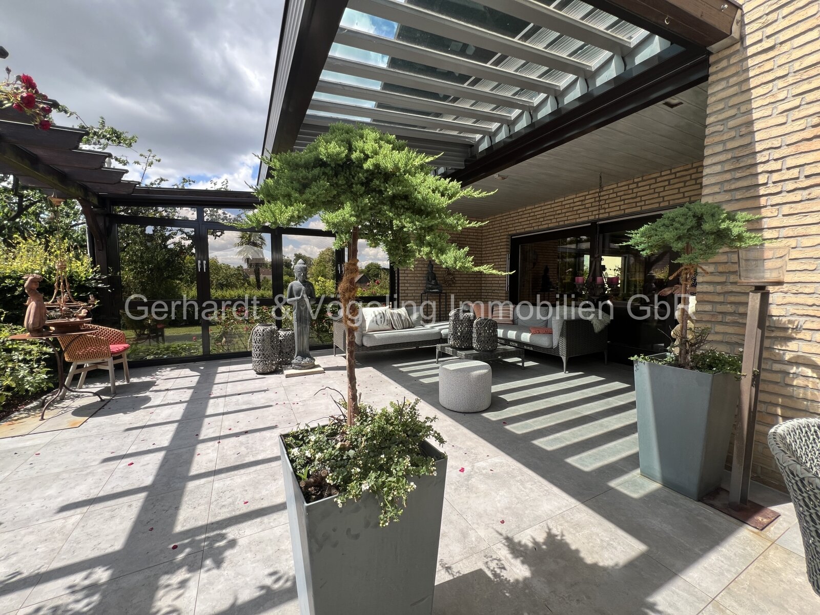 Terrasse mit Loggia Terrasse mit Loggia