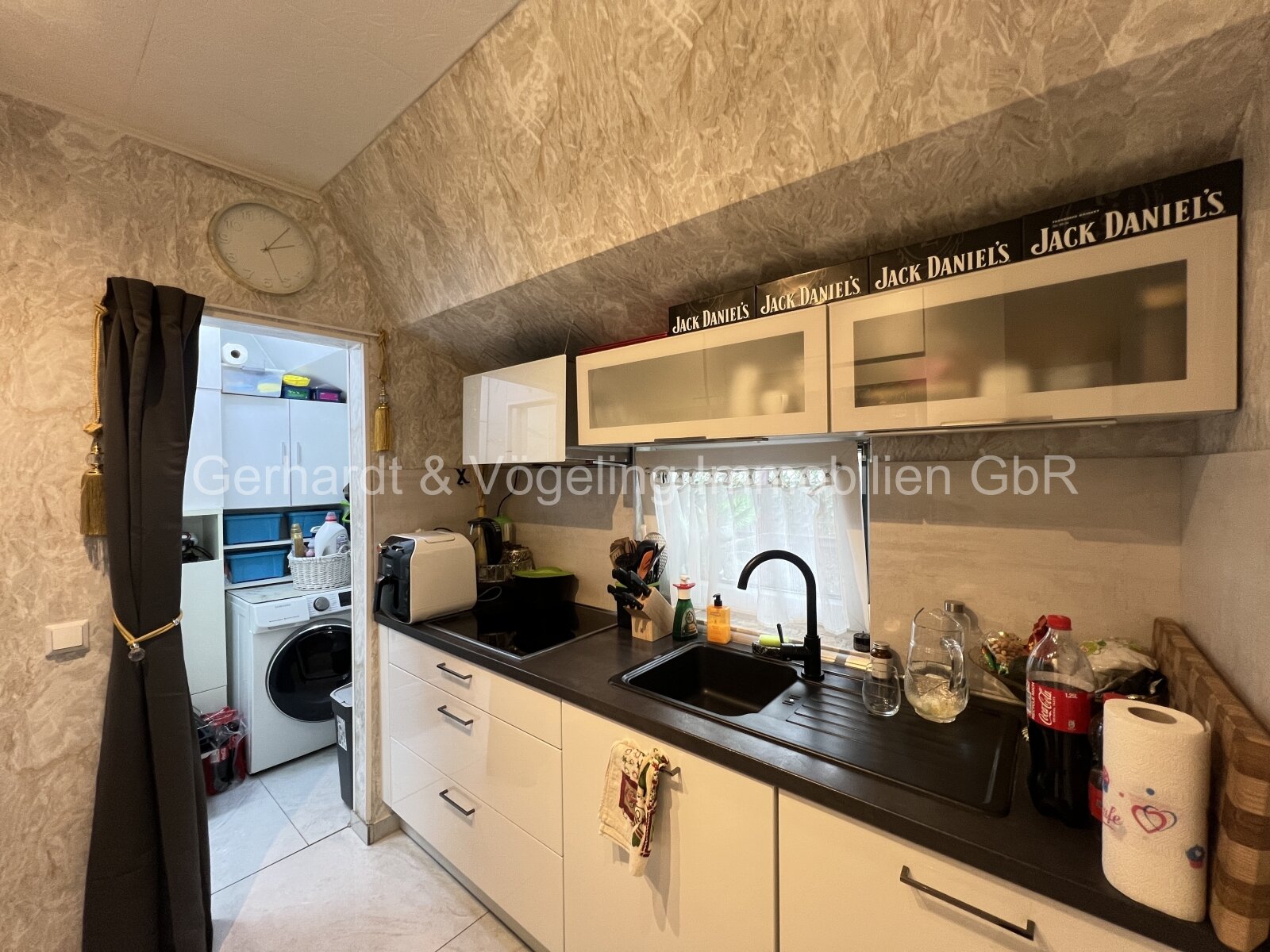 Küche mit Zugang zum Abstellraum und Gäste WC Küche mit Zugang zum Abstellraum und Gäste WC