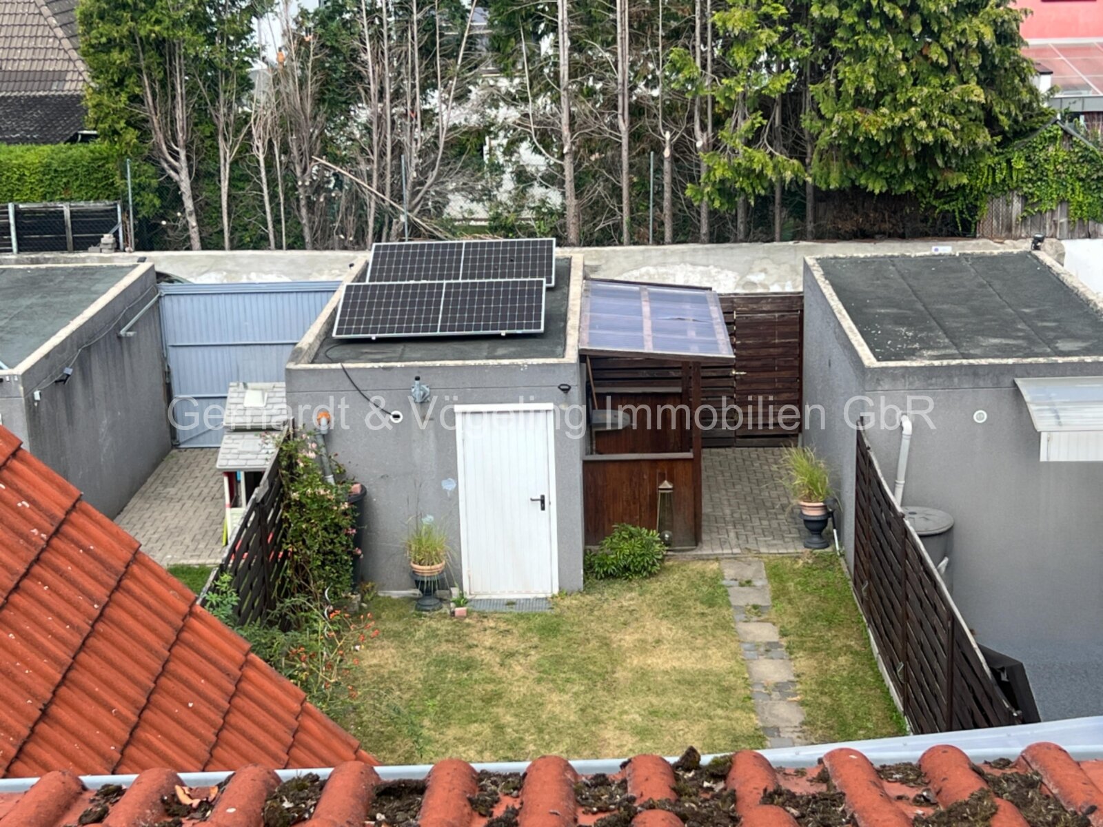 Blick auf Garten und Garage Blick auf Garten und Garage