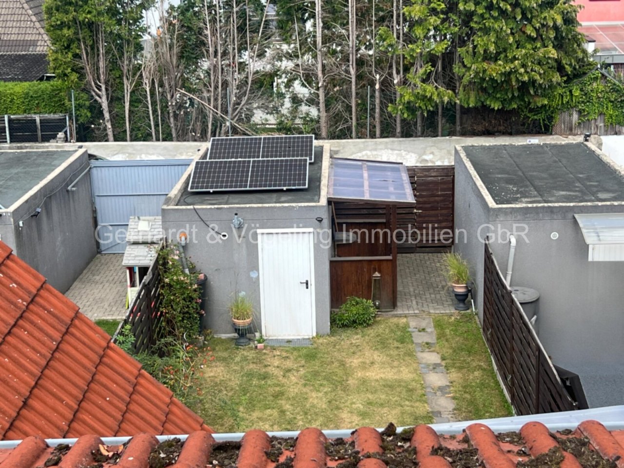 Blick auf Garten und Garage