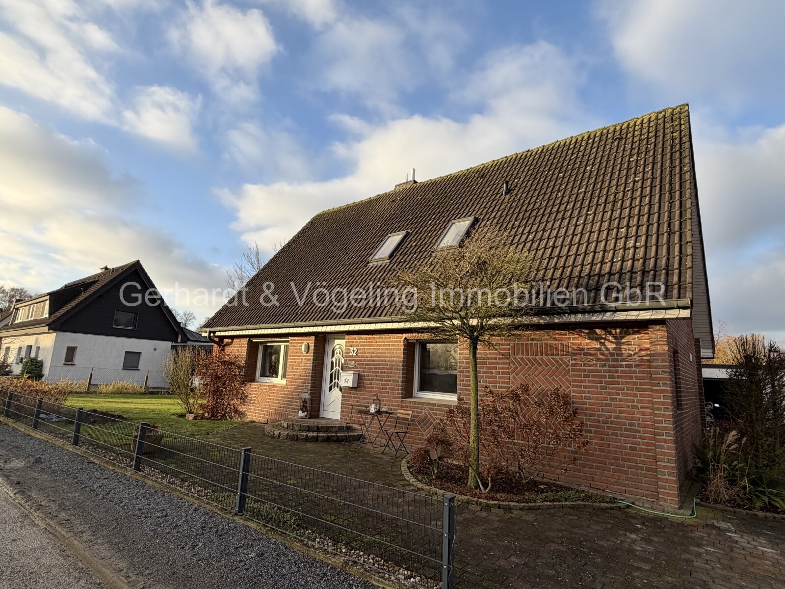 Sofort beziehbar: Großzügiges Haus mit Kamin und zusätzlicher Bebaubarkeit 